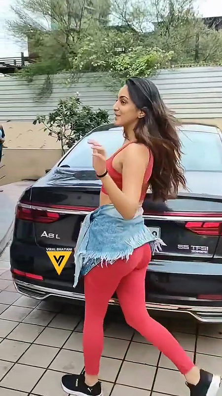 SLUTTY ACTRESS KIARA ADVANI SWAYING HER SEXY ASS