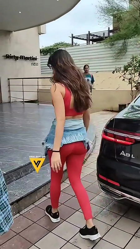 SLUTTY ACTRESS KIARA ADVANI SWAYING HER SEXY ASS