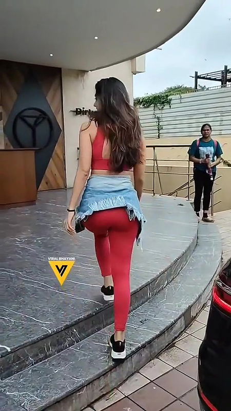 SLUTTY ACTRESS KIARA ADVANI SWAYING HER SEXY ASS