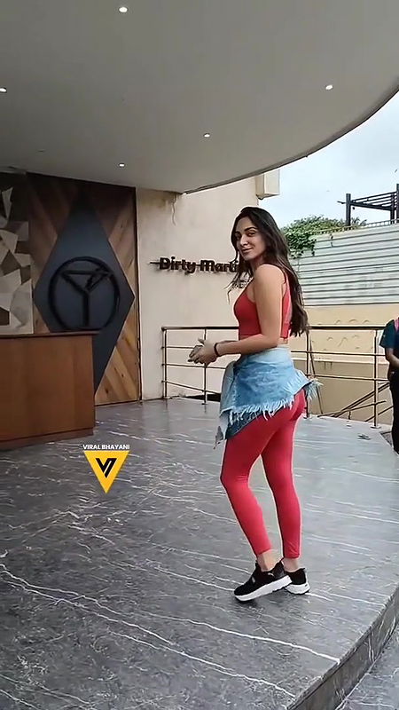 SLUTTY ACTRESS KIARA ADVANI SWAYING HER SEXY ASS