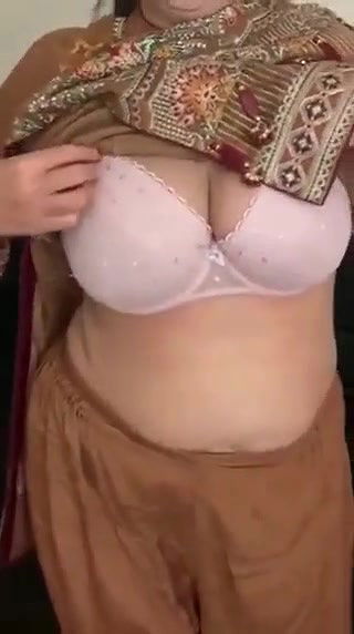 Paki lady showing a boob
