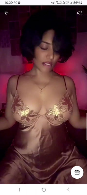 Desi cute model show boobs