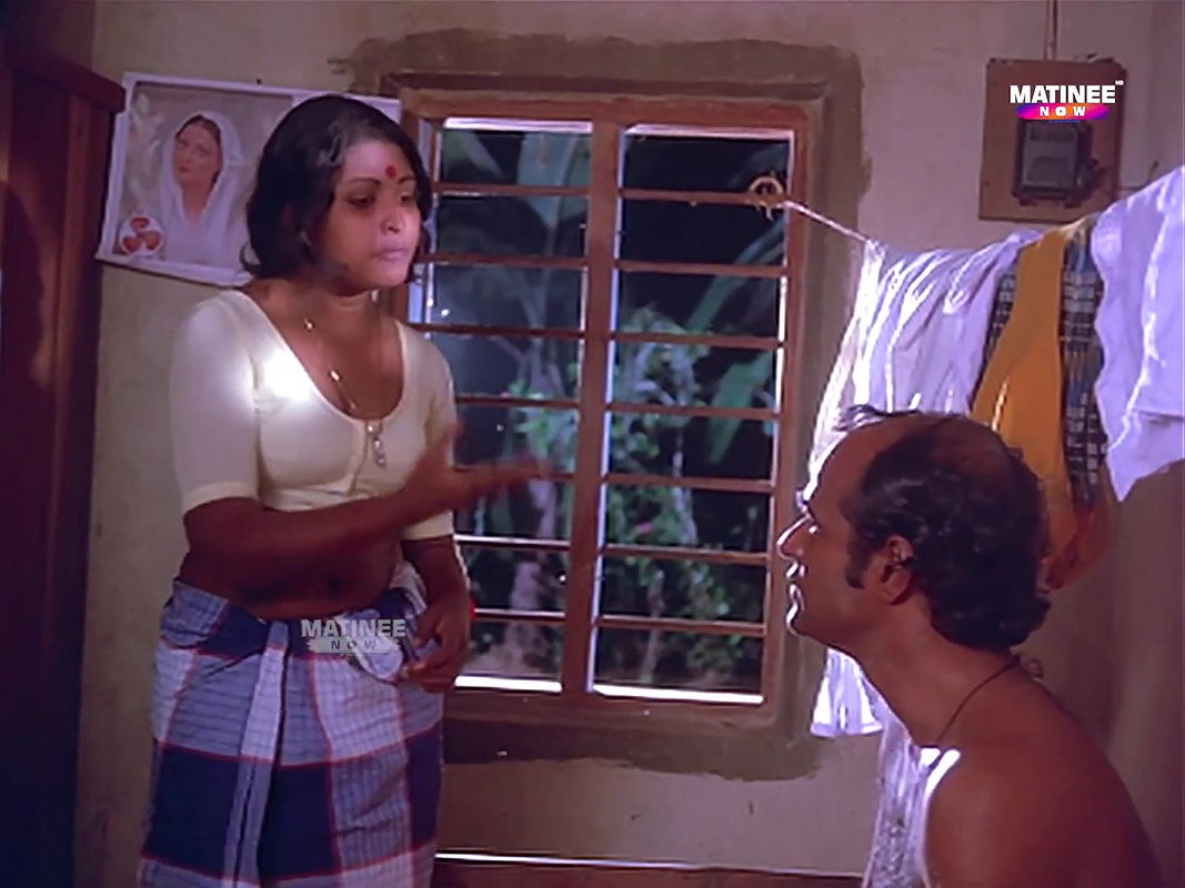 Beena Kumbalangi scenes village beauty dusky in lungi blouse sexy tummy deep navel