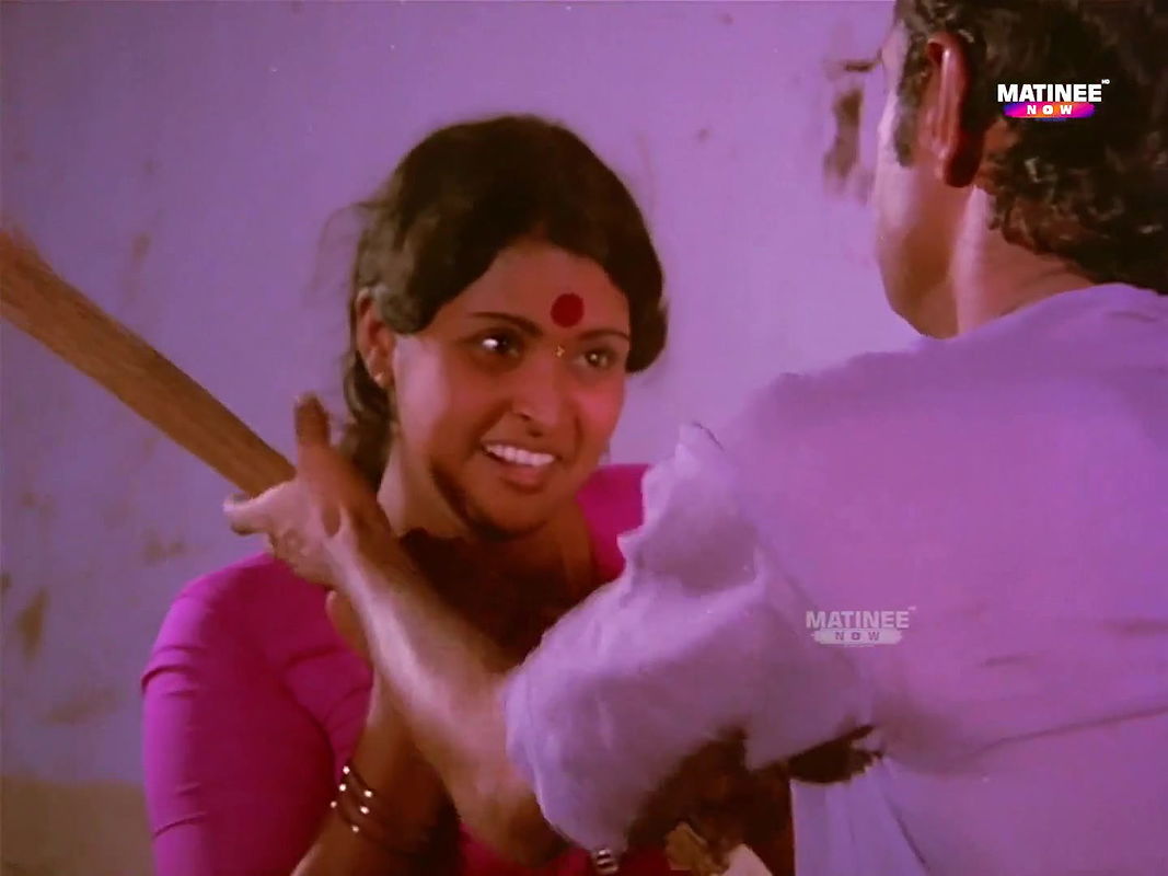 Beena Kumbalangi scenes village beauty dusky in lungi blouse sexy tummy deep navel