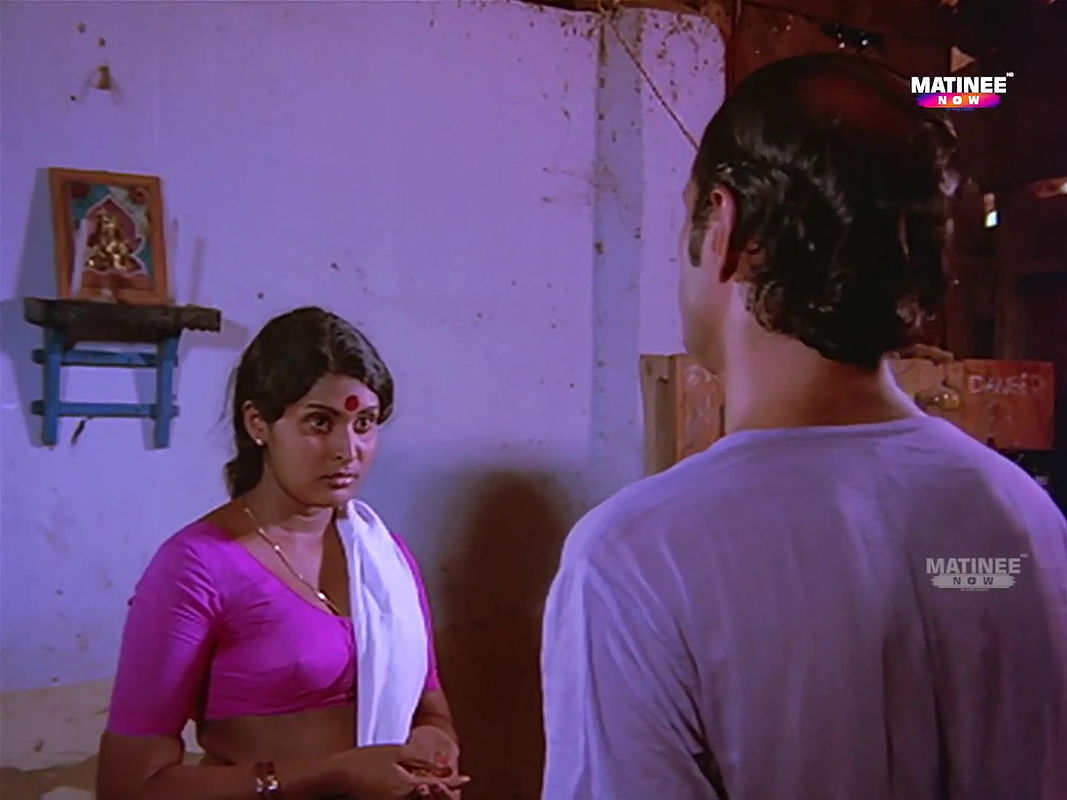 Beena Kumbalangi scenes village beauty dusky in lungi blouse sexy tummy deep navel