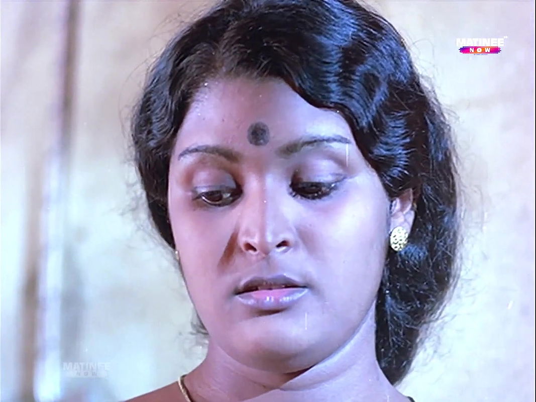 Beena Kumbalangi scenes village beauty dusky in lungi blouse sexy tummy deep navel