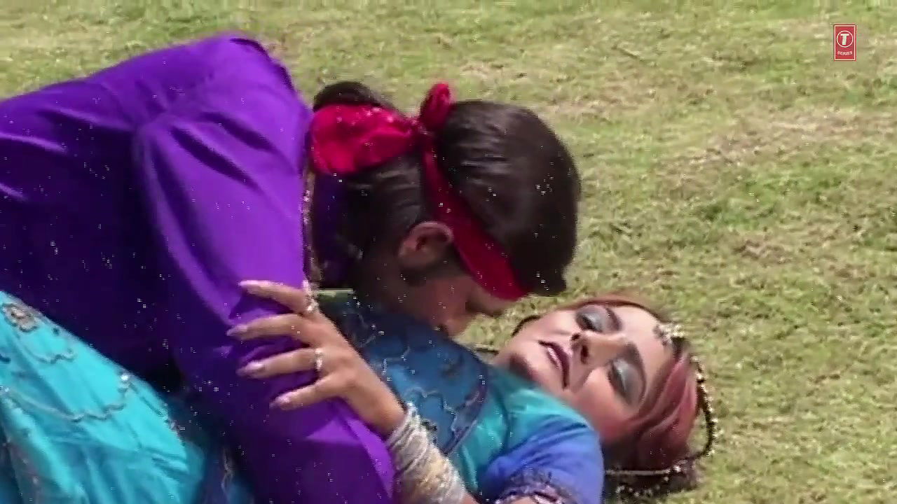 Very hot – Busty young Nidhi Dholakiya boob kiss, wild bouncing boobs hot cleavage