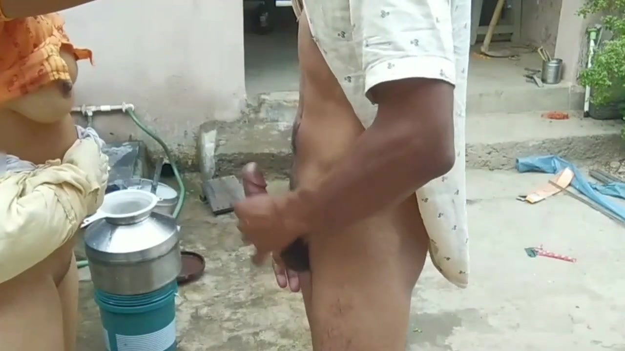 Sonia Bhabhi Started Kissing Her Younger Brother-in-law While Filling Her Water.