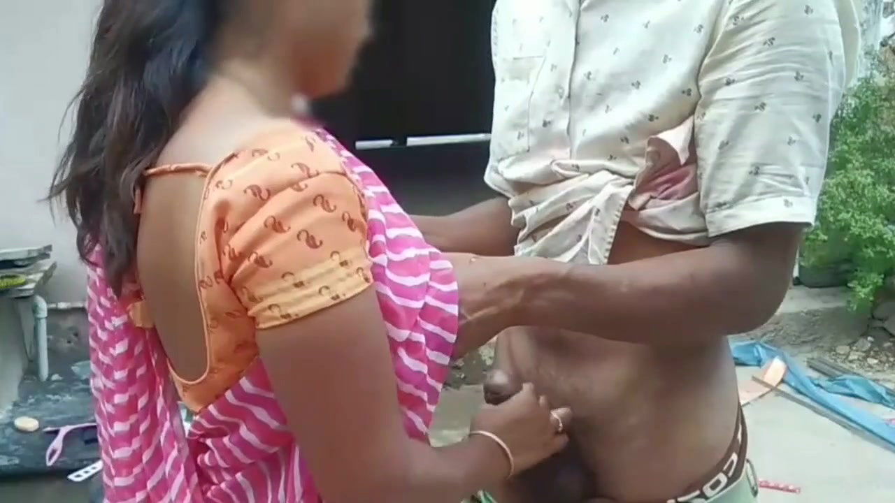 Sonia Bhabhi Started Kissing Her Younger Brother-in-law While Filling Her Water.