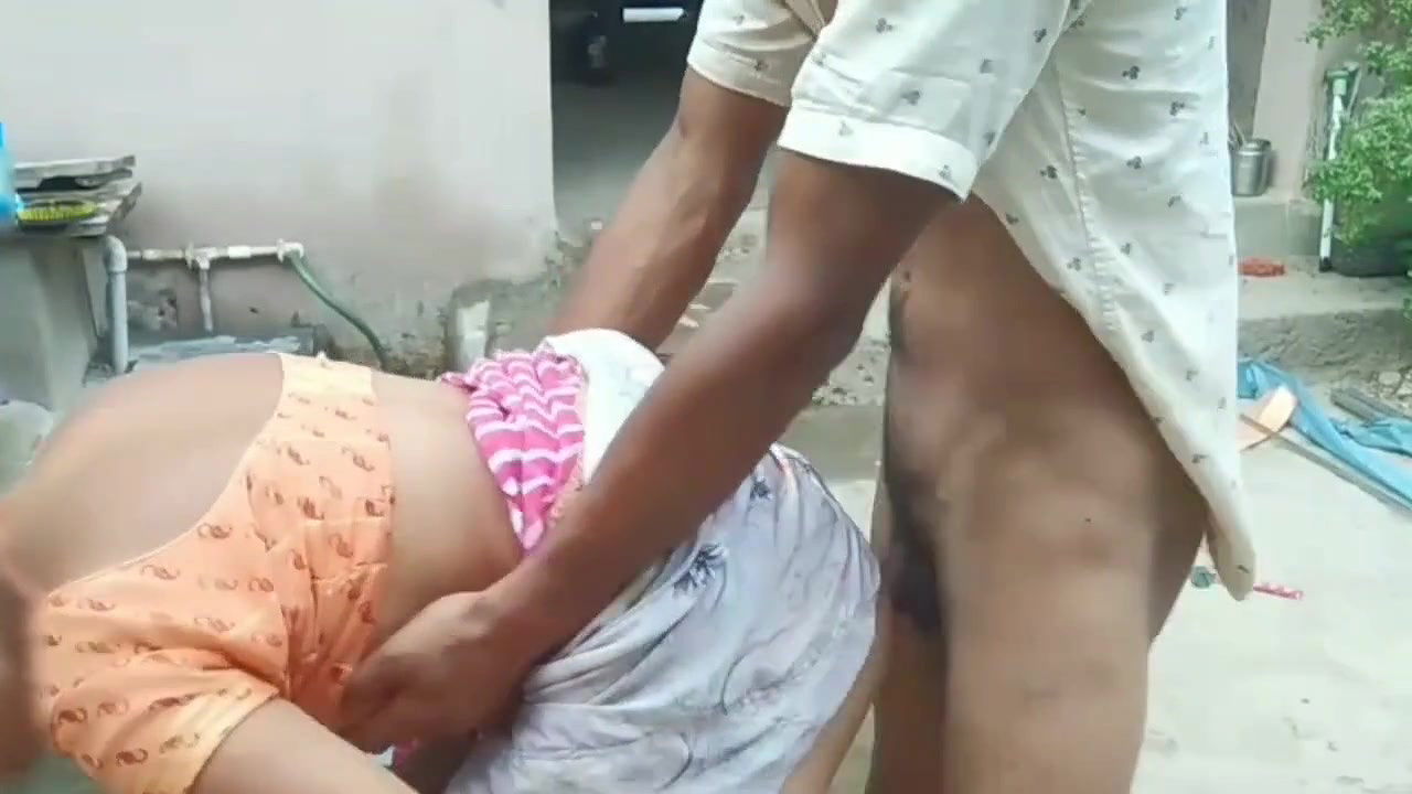 Sonia Bhabhi Started Kissing Her Younger Brother-in-law While Filling Her Water.