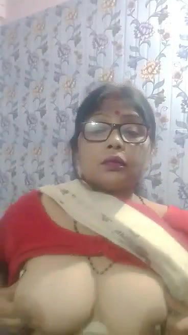 Sexy Indian Milf Showing Boobs And Pussy