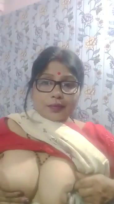Sexy Indian Milf Showing Boobs And Pussy