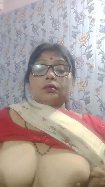 Sexy Indian Milf Showing Boobs And Pussy