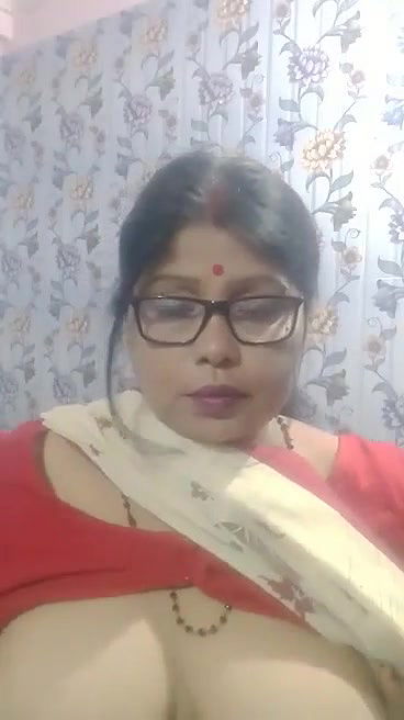 Sexy Indian Milf Showing Boobs And Pussy