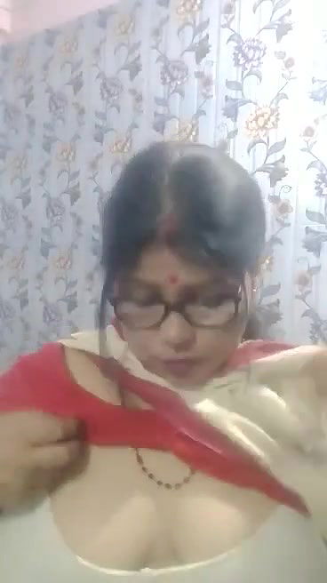 Sexy Indian Milf Showing Boobs And Pussy