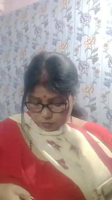 Sexy Indian Milf Showing Boobs And Pussy