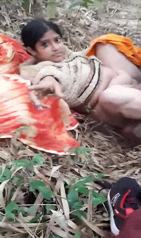 desi village bhabi outdoor group fucking