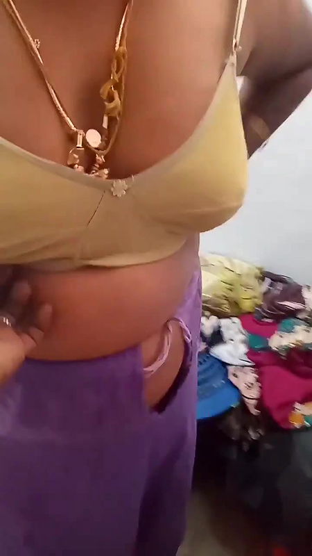 Tamil southindian bhabhi hot show with tamil talkings dont mis it