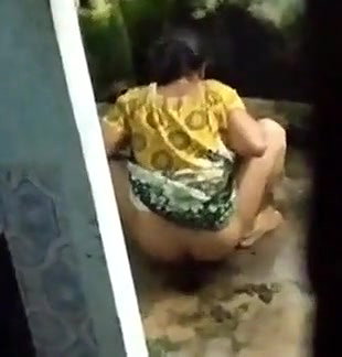 bhabhi pissing in bathroom at night captured