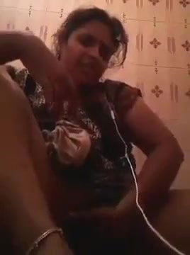 Bathroom showing her in vc fingering mms vid