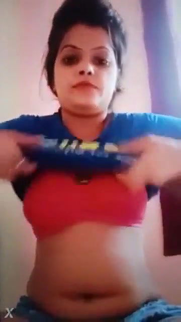 Sexy Indian Mall Shows her Boobs and Pussy