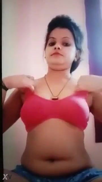 Sexy Indian Mall Shows her Boobs and Pussy