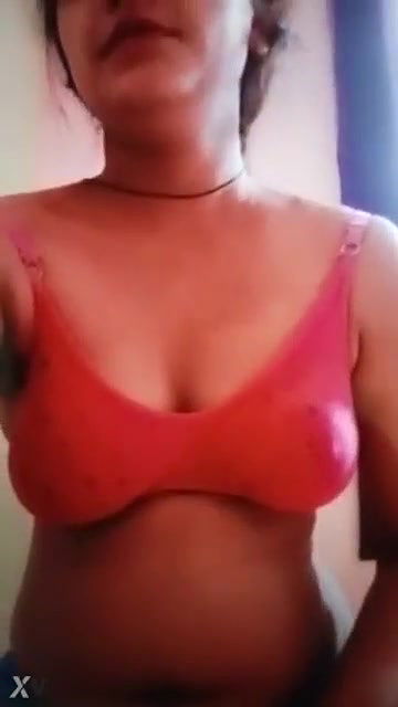 Sexy Indian Mall Shows her Boobs and Pussy