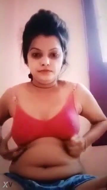 Sexy Indian Mall Shows her Boobs and Pussy
