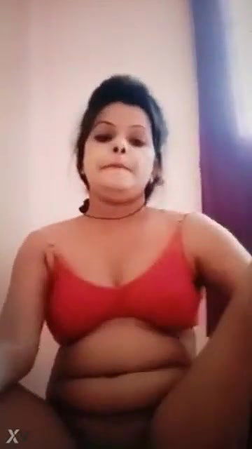 Sexy Indian Mall Shows her Boobs and Pussy