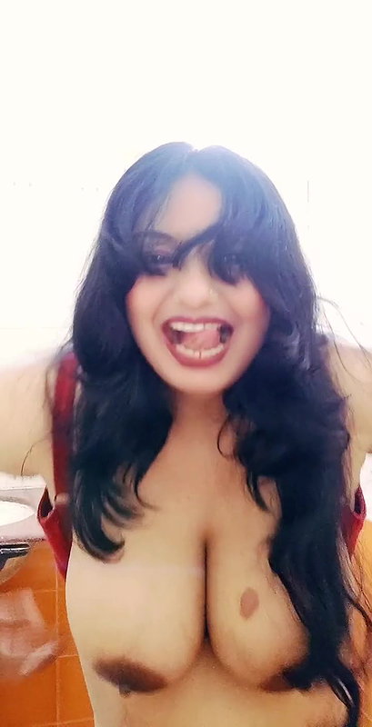 Milf masturbating