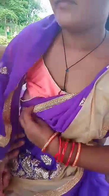 Bhabhi in park with lover, he playing with her boob