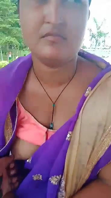 Bhabhi in park with lover, he playing with her boob