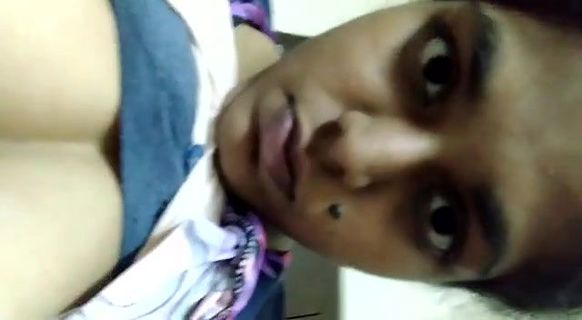 Hungry sexy face girl boob show mms vid