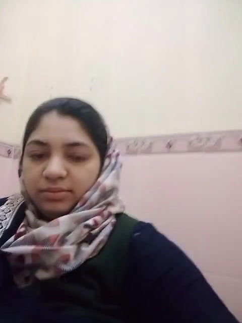 Paki lady showing boobs