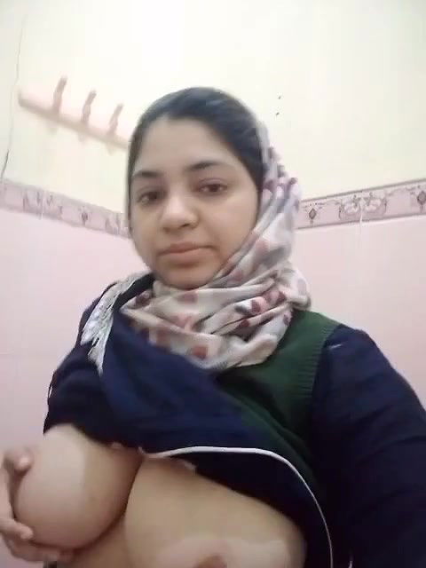 Paki lady showing boobs