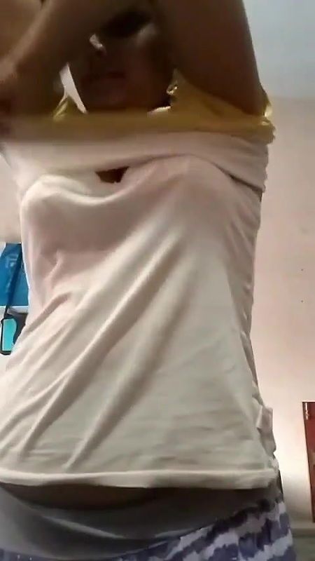 Desi Girl Shows Her Milky Boobs