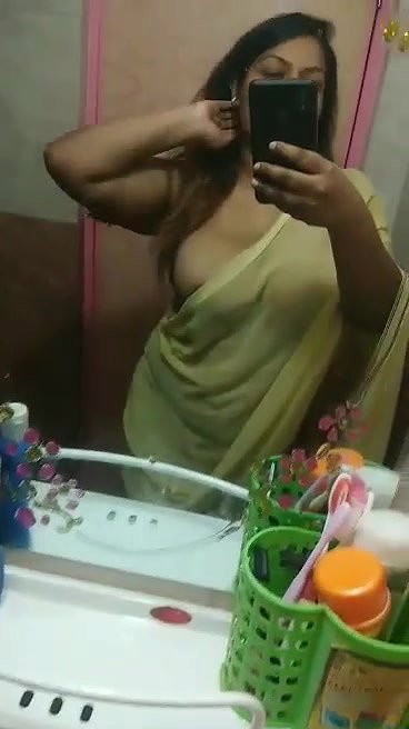 Sexy Bhabi Showing Boobs