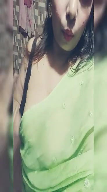 Sexy Bhabi Showing Boobs