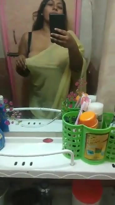 Sexy Bhabi Showing Boobs