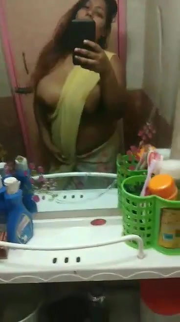 Sexy Bhabi Showing Boobs