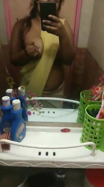 Sexy Bhabi Showing Boobs