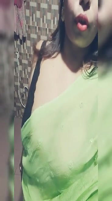 Sexy Bhabi Showing Boobs