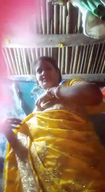Cute bhabi changing saree in vc