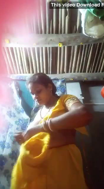 Cute bhabi changing saree in vc
