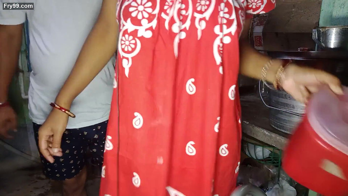Indian bangali pinki vabi kitchen me kam kar rahi thi or davor aya room pe leja ke chodke vabi ki pussy ko jamke choda