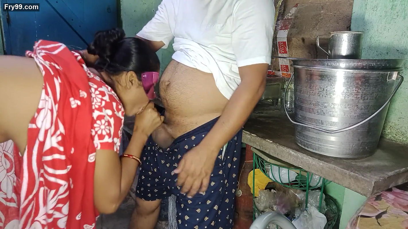 Indian bangali pinki vabi kitchen me kam kar rahi thi or davor aya room pe leja ke chodke vabi ki pussy ko jamke choda