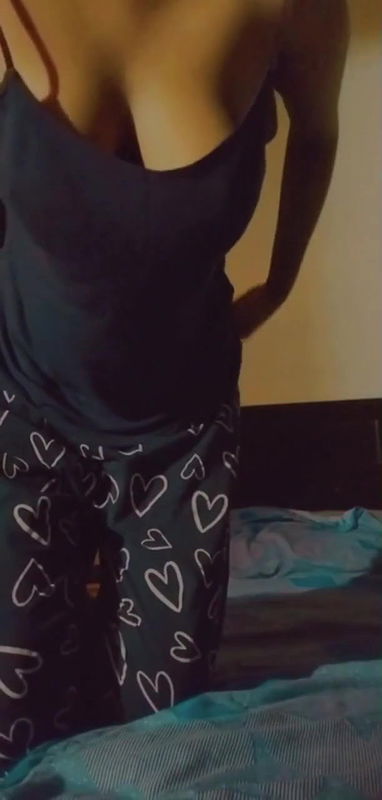 Sexy Desi girl Shows Her Boobs and Pussy