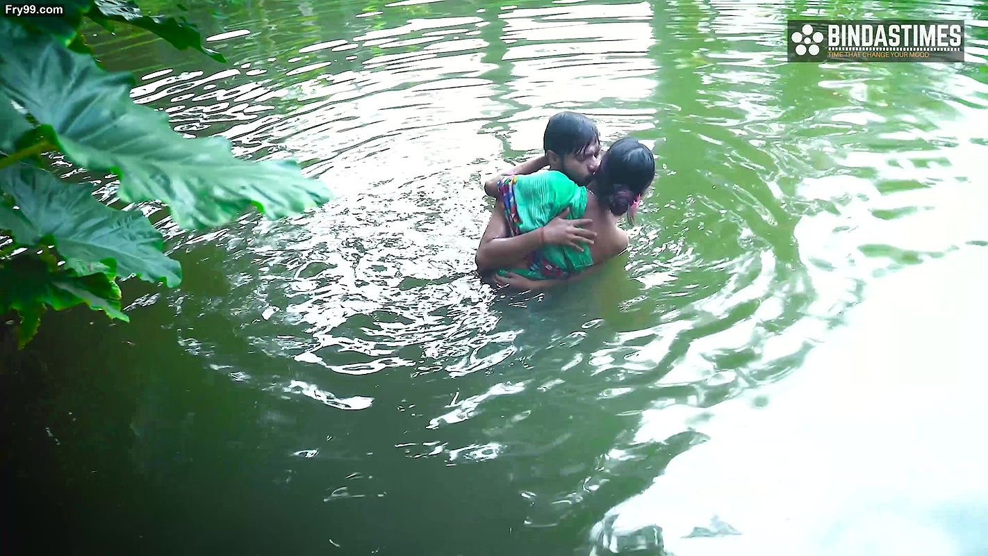 Kaamwali Bai ke sath Outdoor Masti Doodh Nikal ke  ( Hindi Audio )