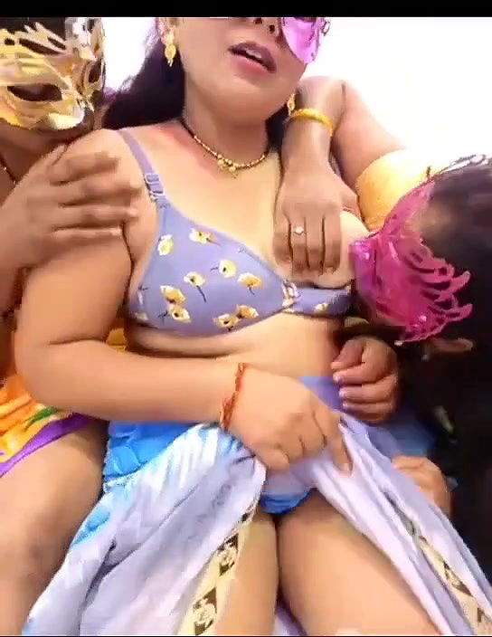 Ek Bhabhi Dusari Bhabhi ko apna Doodh plus rhi hai