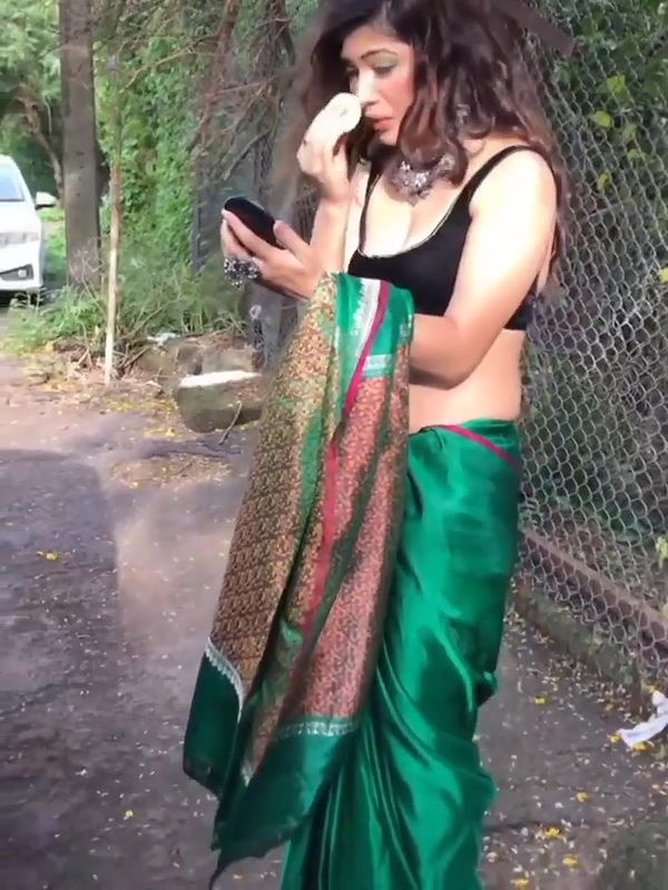 BUSTY POONAM RAJPUT SHOWS BEST WAY TO CARRY A PALLU ADDICTION TION